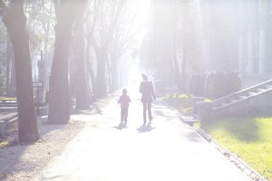 公園を散歩する親子