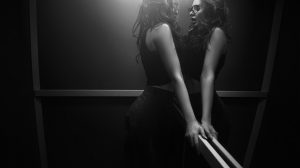 白黒の女性の写真