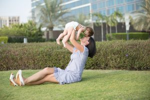 子供を抱え上げる女性