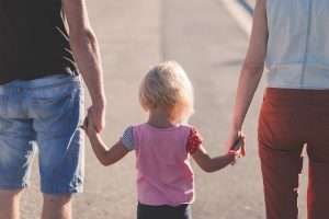 父と母と息子が手を繋いで歩く様子