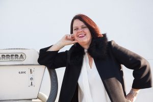 洗濯機によりかかる女性