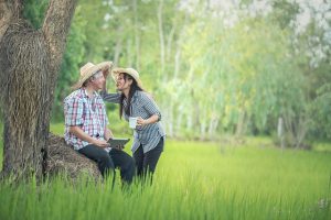 散歩中の夫婦