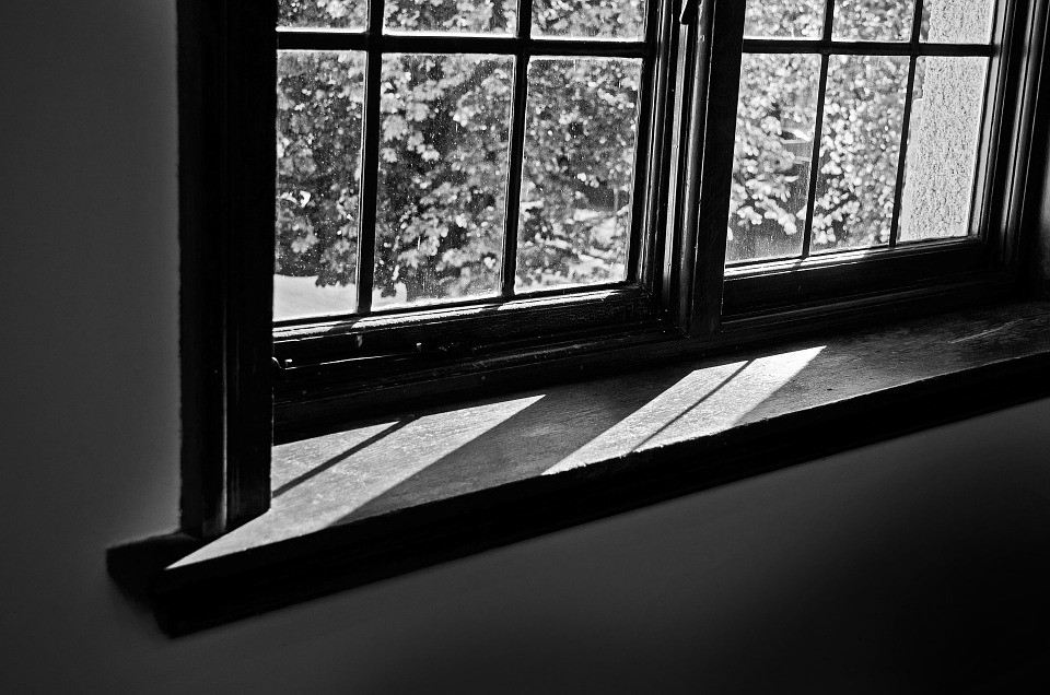 窓から入ってくる隙間風や音をどうにかしたい 原因と対処法は