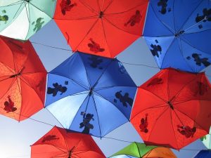 赤と青の傘