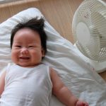 扇風機と笑顔の赤ちゃん