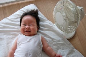 扇風機と笑顔の赤ちゃん
